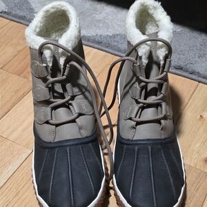 Women's Skechers Size 10 Taupe and Black Winter Boots with Sherpa Lining